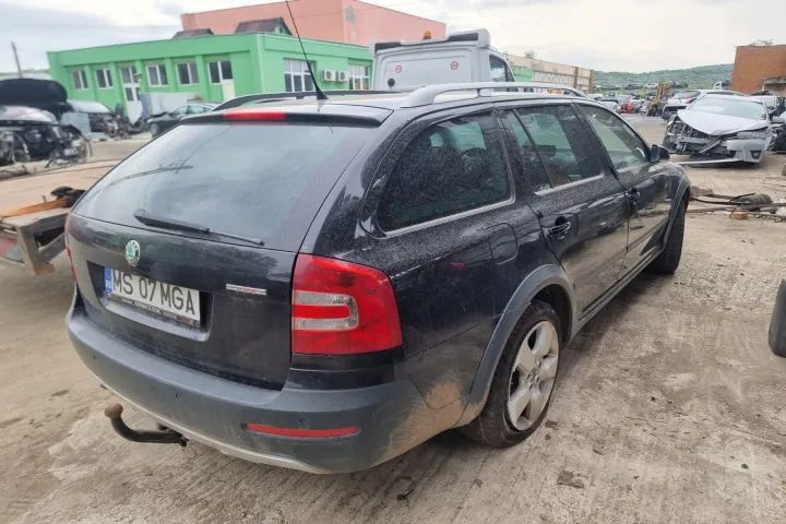 plansa de bord oglinda stanga dreapta far stop prag praguri planetara etrier calaret bascula brat fuzeta  Skoda octavia 2  scout 4x4 motor 2.0tdi BMM Dezmembrez