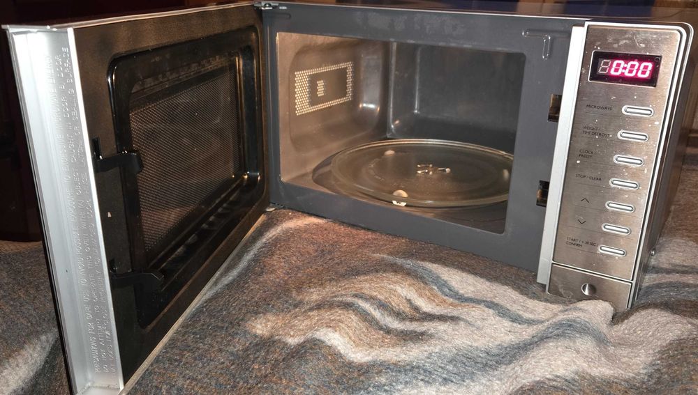 Продавам микровълнова BREVILLE