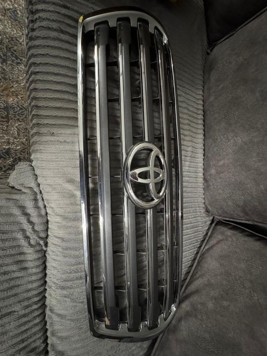 Решетка радиатора Toyota LC 200 . Б/у .