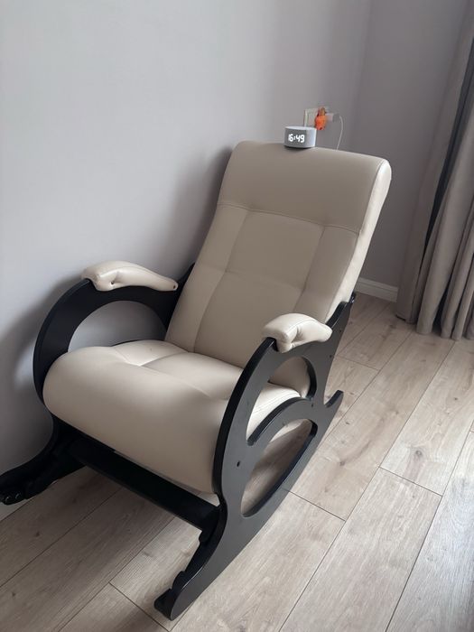 продам за низкию цену кресло качалку в идеальном состояний