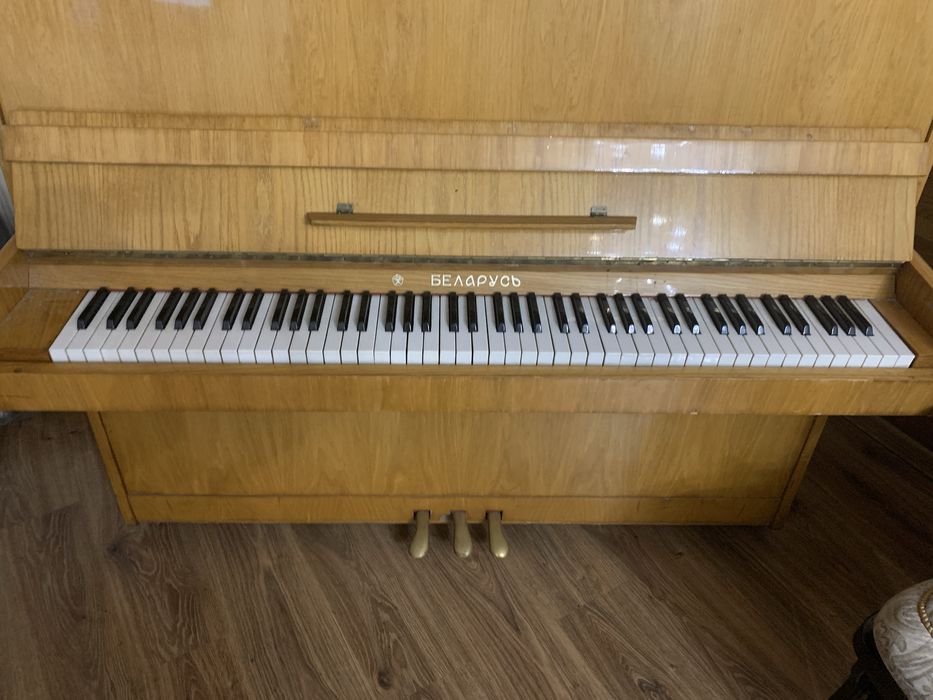 Пионино  советское и кожанный диван