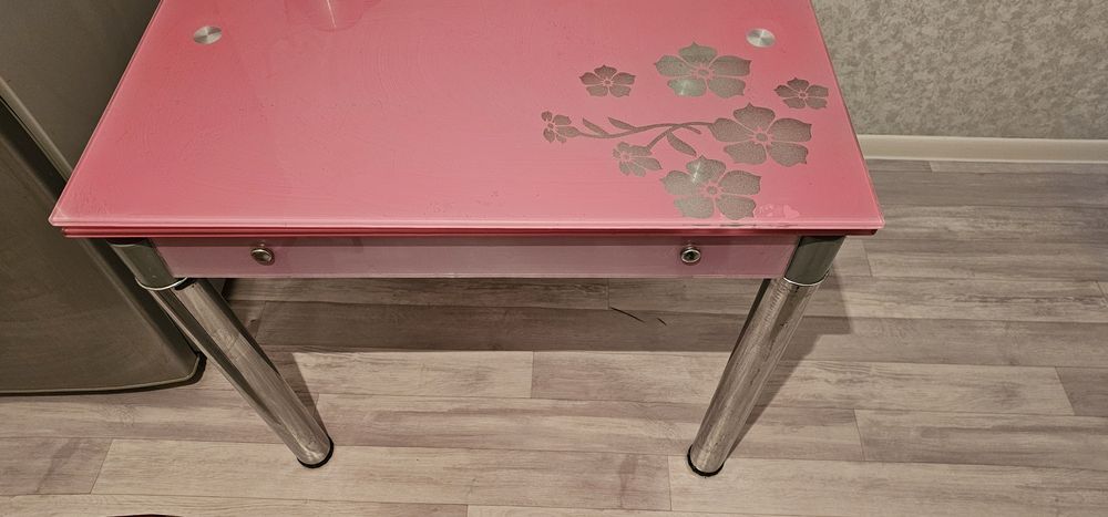 Стол стеклянный кухонный