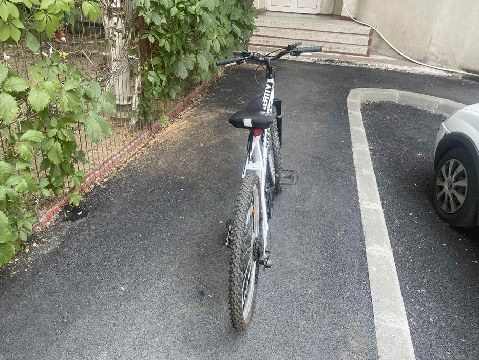 Vînd bicicletă ff puțin folosită , vedeți  cu zum cauciucurile