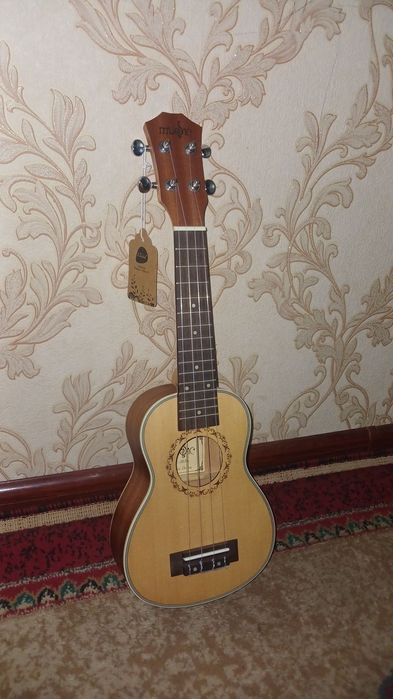 Прадаеться укулеле