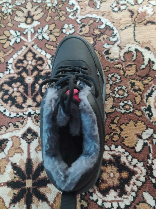 Продавам боти, 37 номер