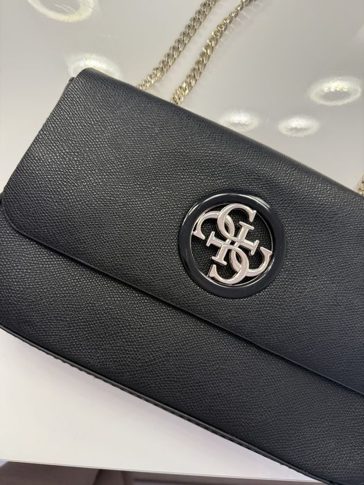 Черна чанта Guess