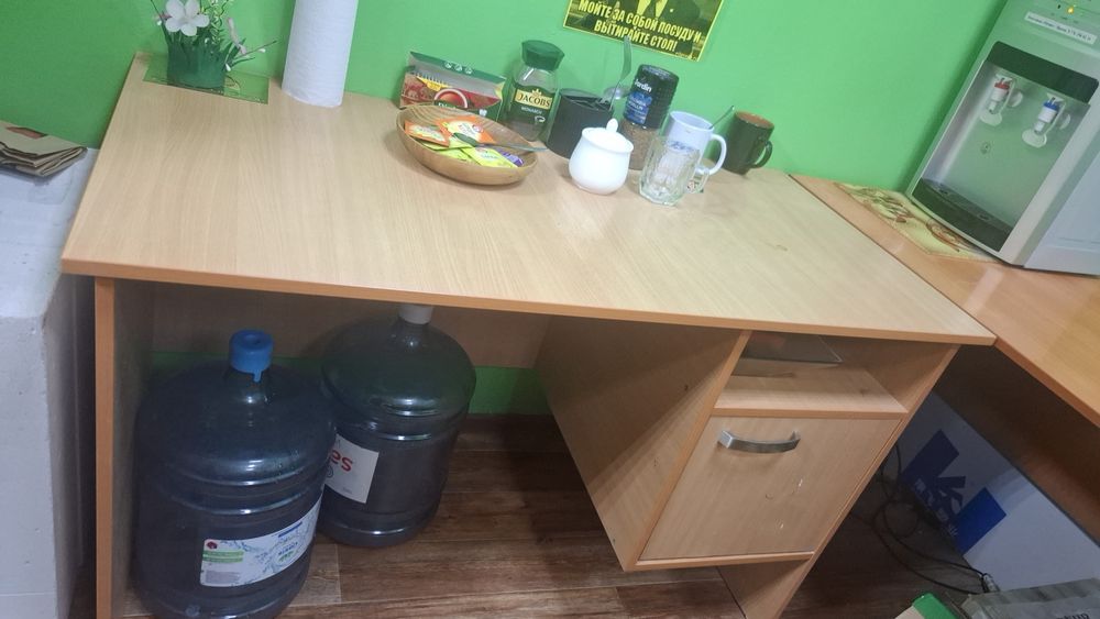 Офисные столы в хорошем состоянии