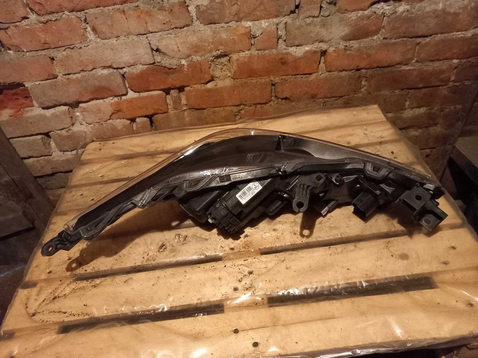 Ляв фар за Тойота Корола седан след 2019