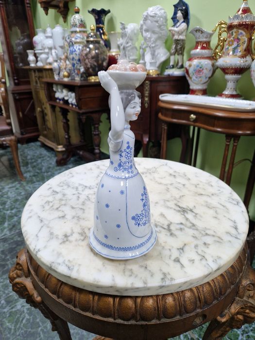 Прекрасна антикварна  унгарска порцеланова фигура Hollohaza