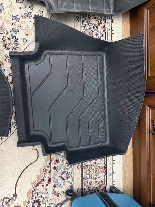 Продаётся  автоковрики 3D с бортами