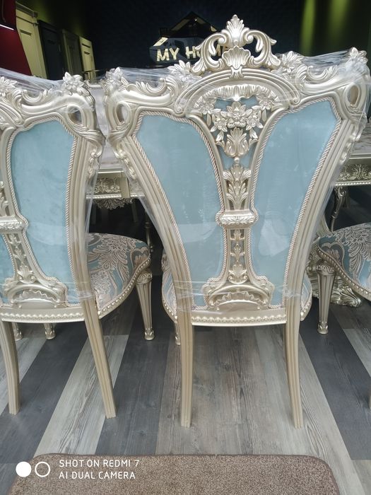 Stol-stullar sotiladi.