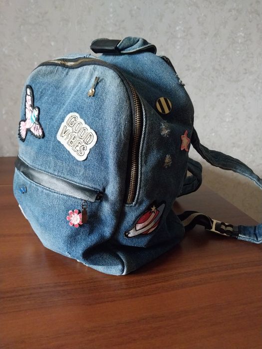 Рюкзак из джинсовой ткани.