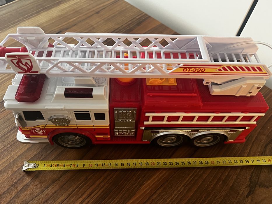 Голяма пожарна кола и валяк