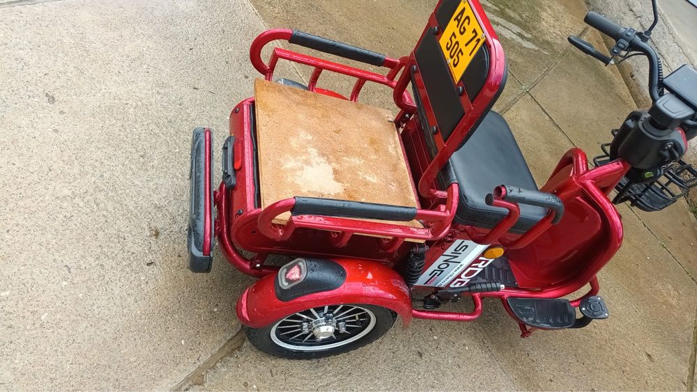 Vand triciclu electric