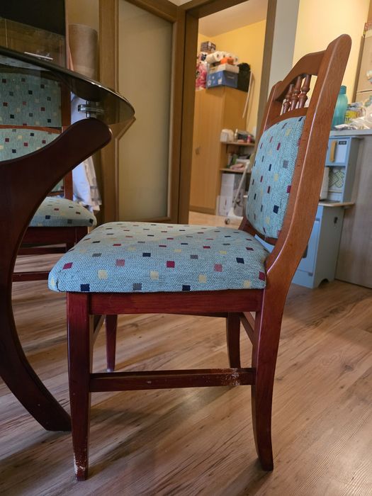 Дървена маса за хранене със стъклен плот и 4 стола