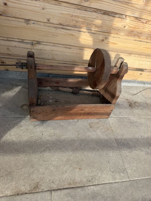 Razboi de tesut si sucala din lemn