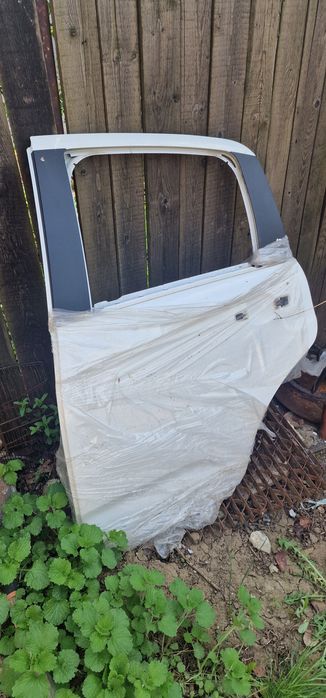 Vând usa stanga spate pentru Citroen C3 2010