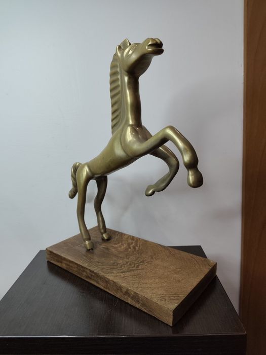 Изключително впечатляваща статуетка на кон . Месинг.