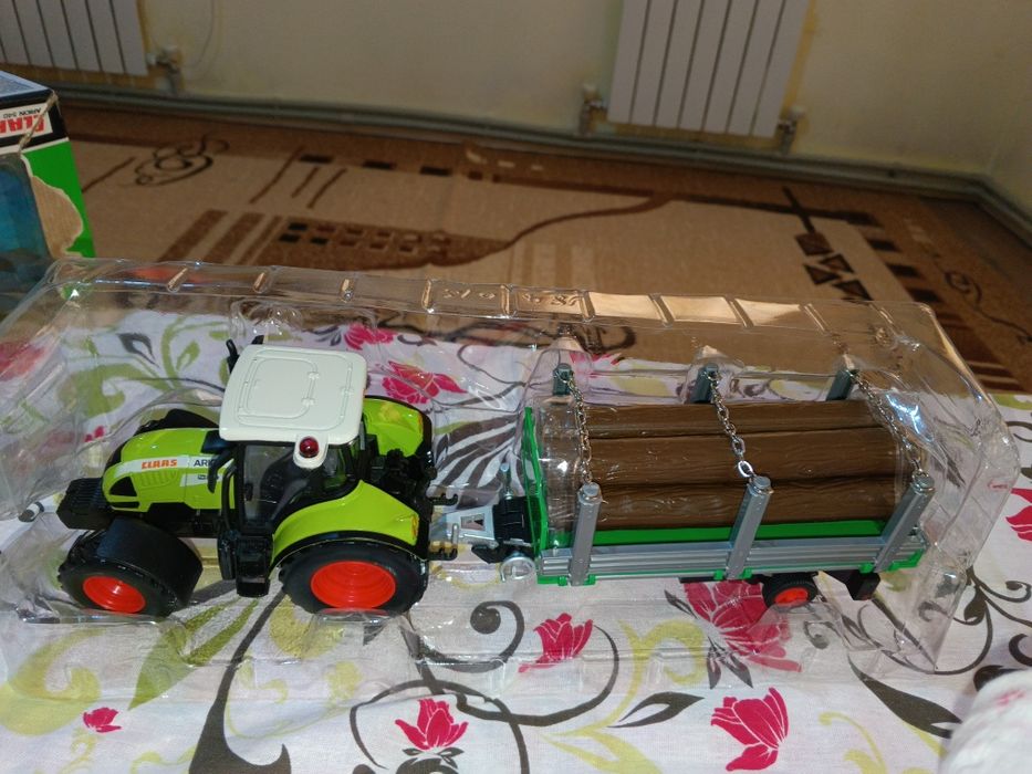 Металлический игрушечный трактор