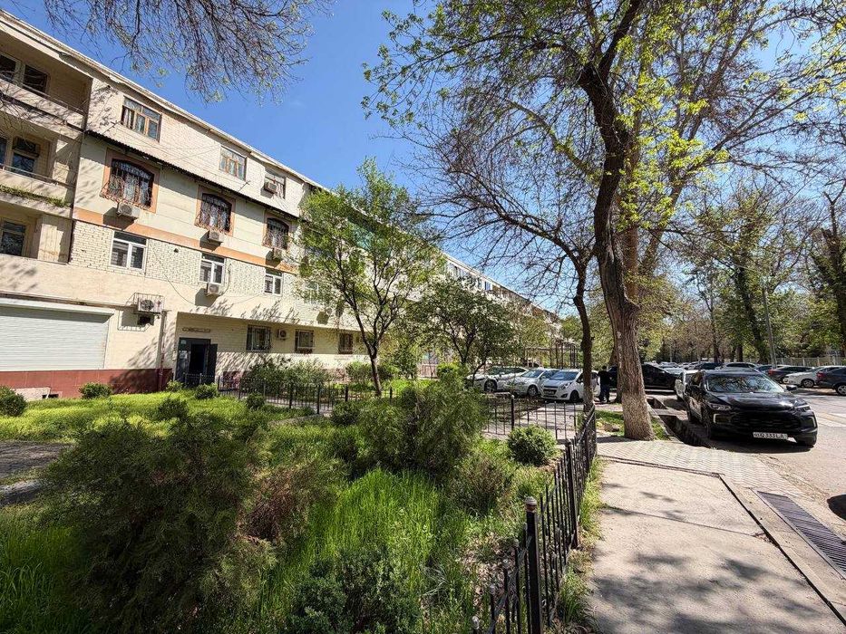 м.Космонавтов ЦУМ Ц-7 ул.Чимкент 110 школа 2-комн 2/4 60 м² ремонт