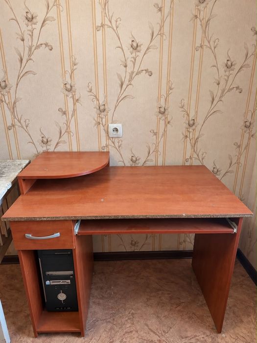 Стол и зеркало чисто кому надо