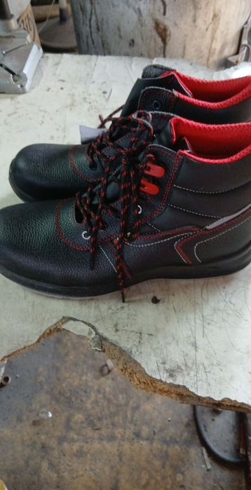 Продавам чисто нови работни обувки