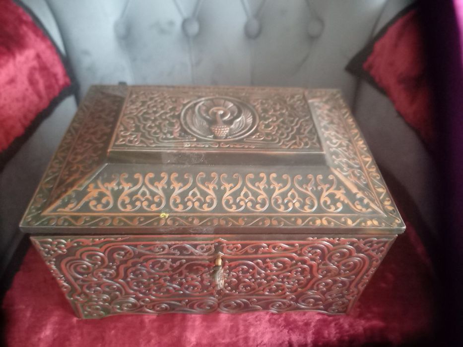 Продаю старинную шкатулку .