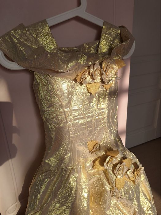 Шикарное золотистое бальное платье для девочки