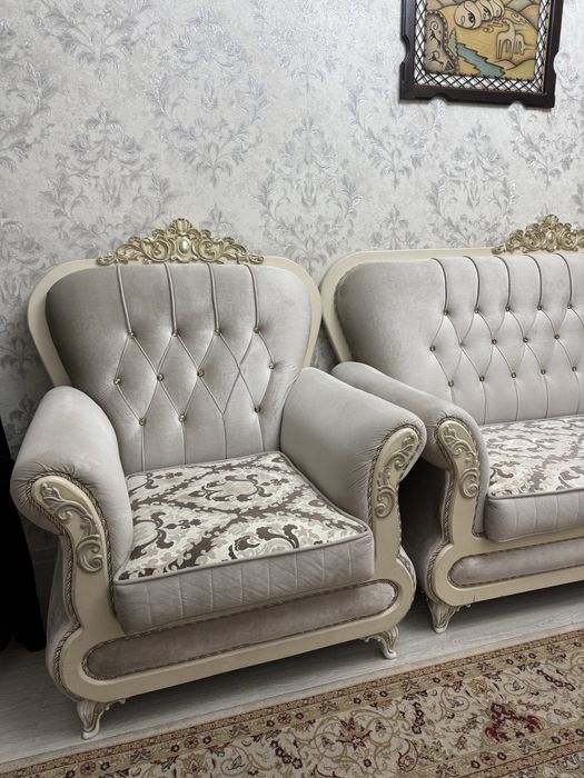 Диван с двумя креслами