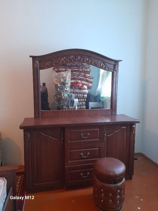 Mebel garnitur sotiladi.