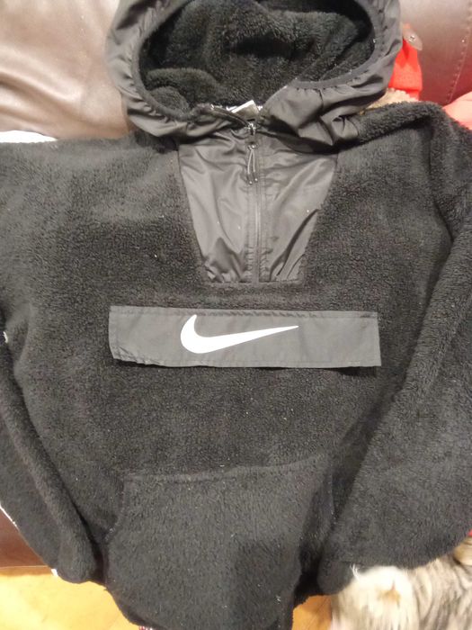 Суитшърт Nike, M-  23 евро.