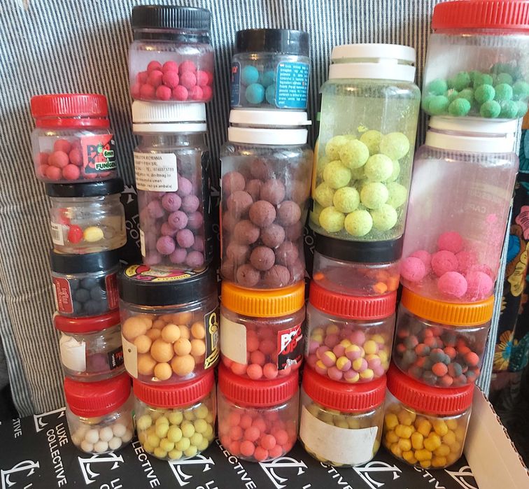 O cutie plina nade si momeli pt pescuit la crap