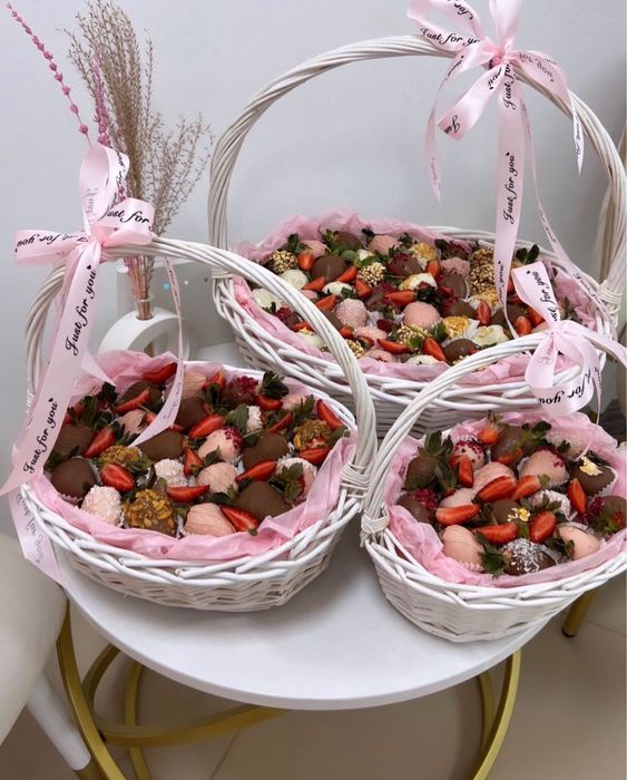 Клубника и финики в шоколаде