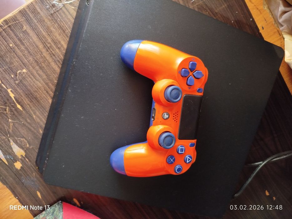 Продам PS4 в хорошем состоянии