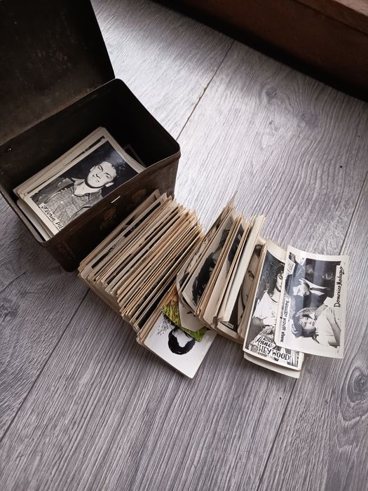 Cutie Metalica Foarte Veche Cu Peste 100+ Fotografii Cu Celebrități