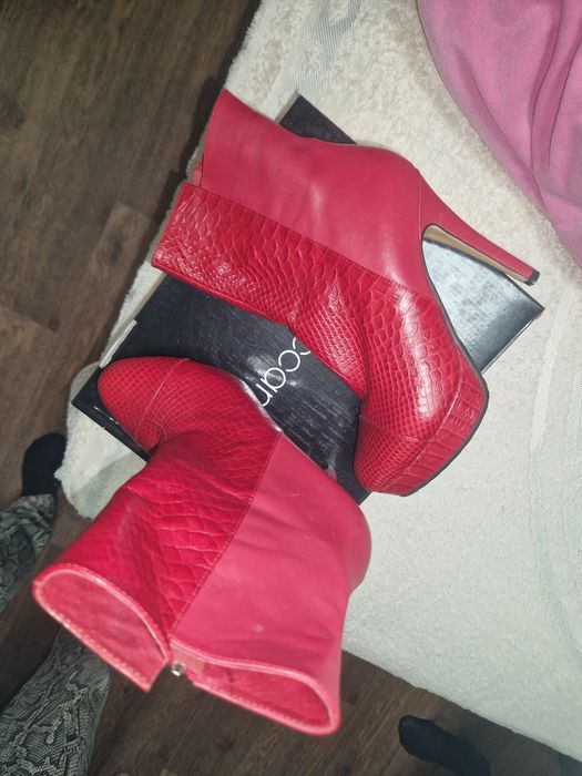 Разные сапоги женские