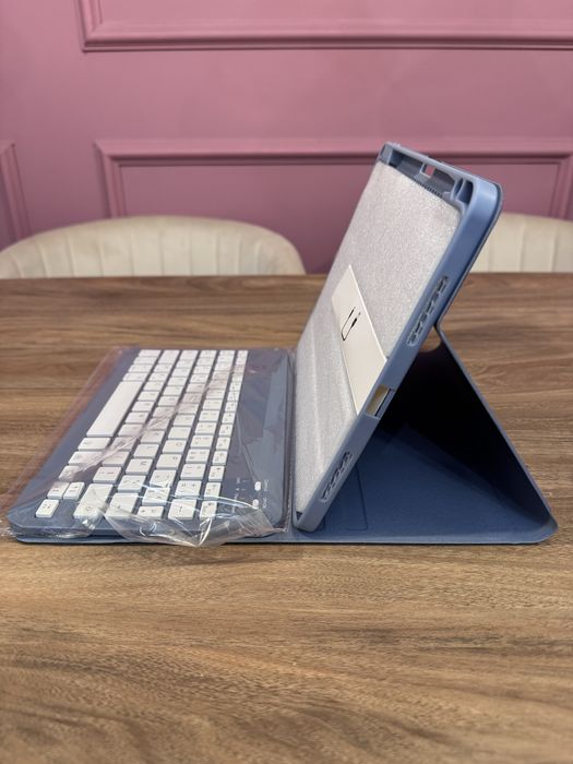 Husă Vobafe cu Tastatură pentru iPad Air 11” – M2/M3 (2024/2025)