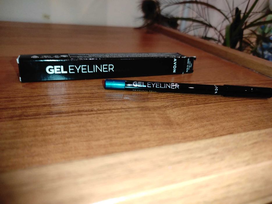 моливи за устни и очи / очна линия AVON