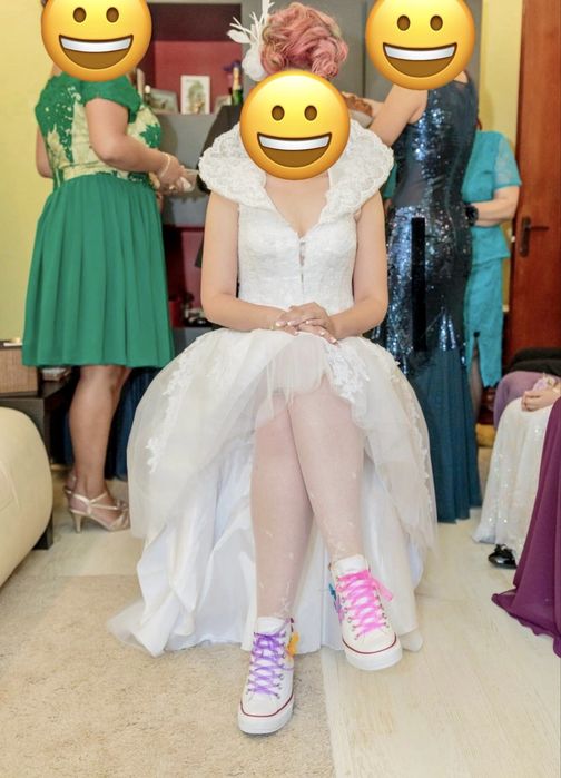 Rochie mireasă cu guler, scurtă în partea din față