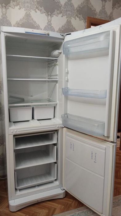 Продам холодильник большой INDESIT