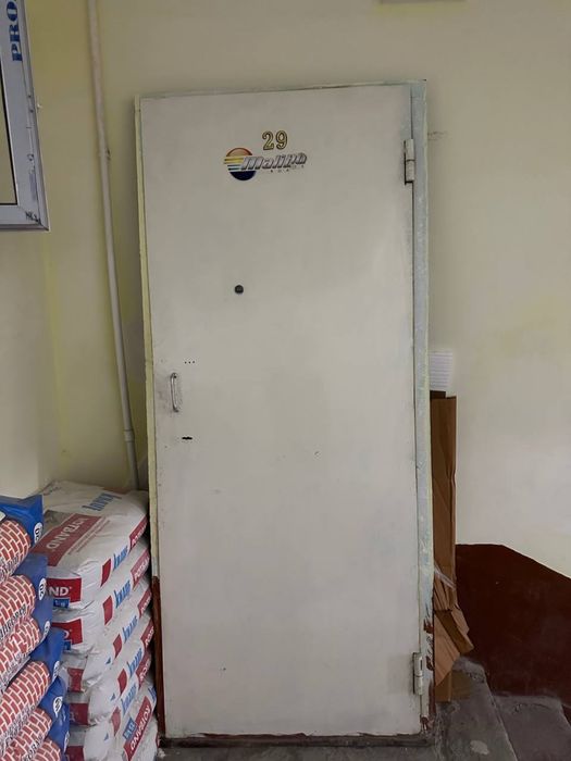 Eshik sotiladi. Bo’yi 2 metr. Eni. 0.85   Adres samarqand shahar