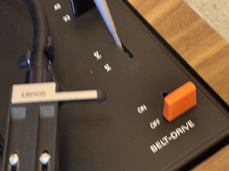 Грамофон Lenco L82