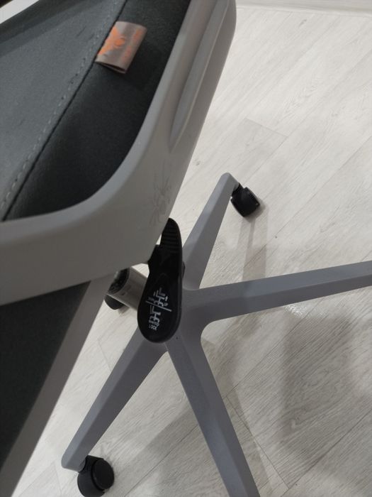 Кресло офисное серое