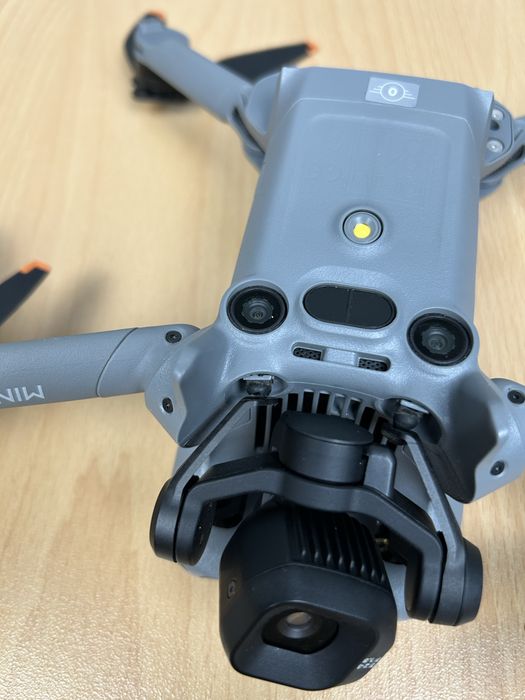 Продаваме дрон DJI Mini 5 Pro Fly More Combo RC2 в комплект с 3 броя батерии, Hub за зареждане, филтри и чанта за пренос. С оставаща гаранция!