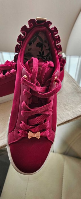 Нови сникърси в розово размер 35 Ted Baker