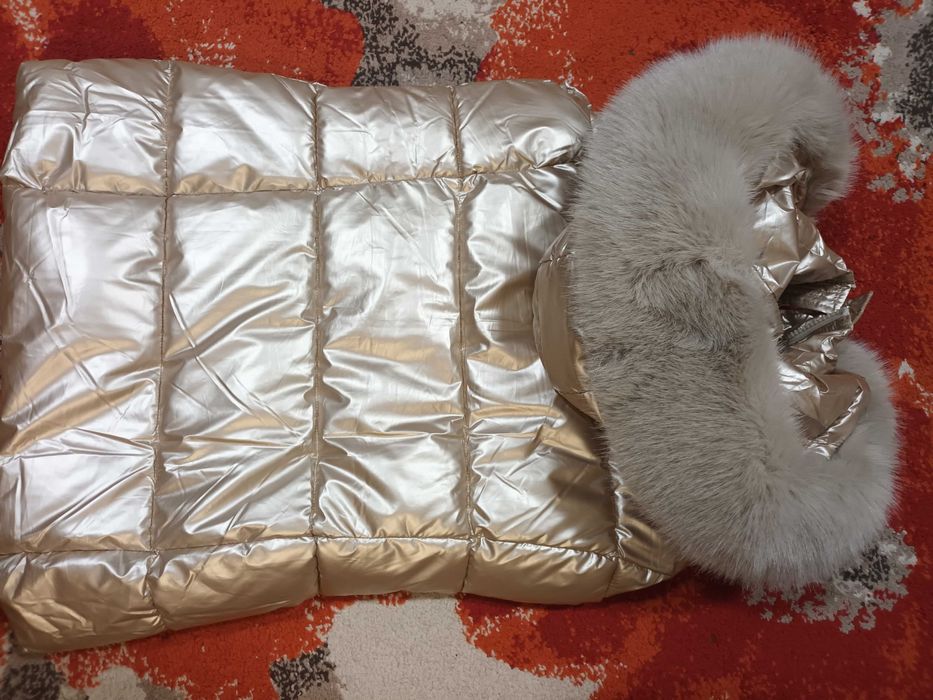 Vesta dama cu glugă