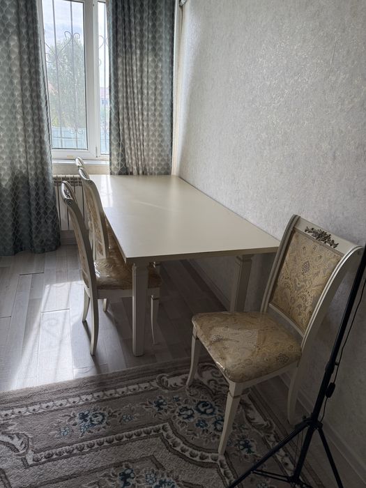 Стол и стулья для гостиной