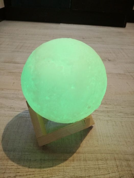 Продавам нощна лампа тип луна