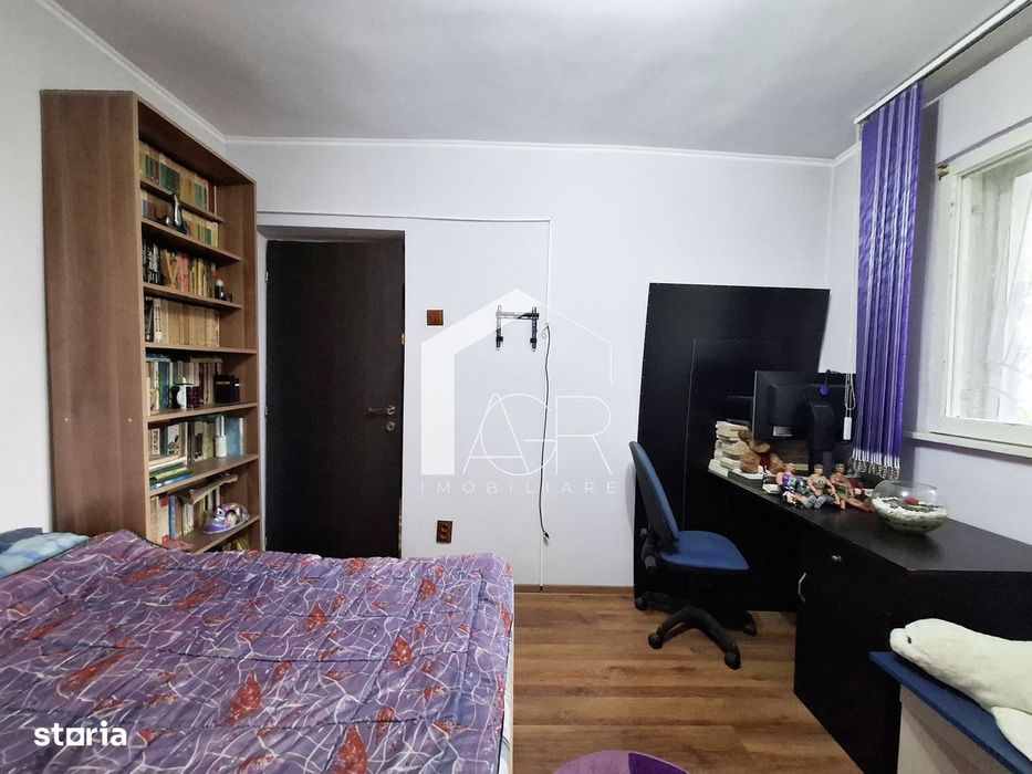 Apartament cu 3 camere, decomandat, zona Vest