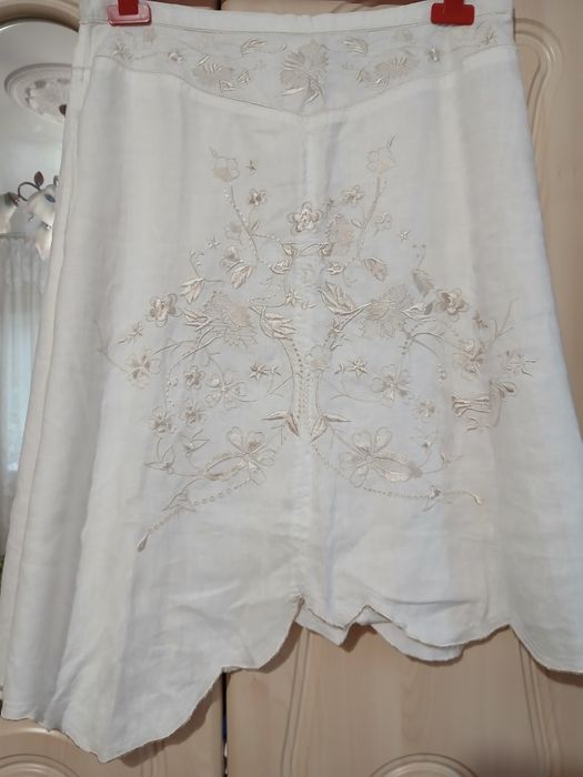Costumat din în și bumbac cu broderie aurie
